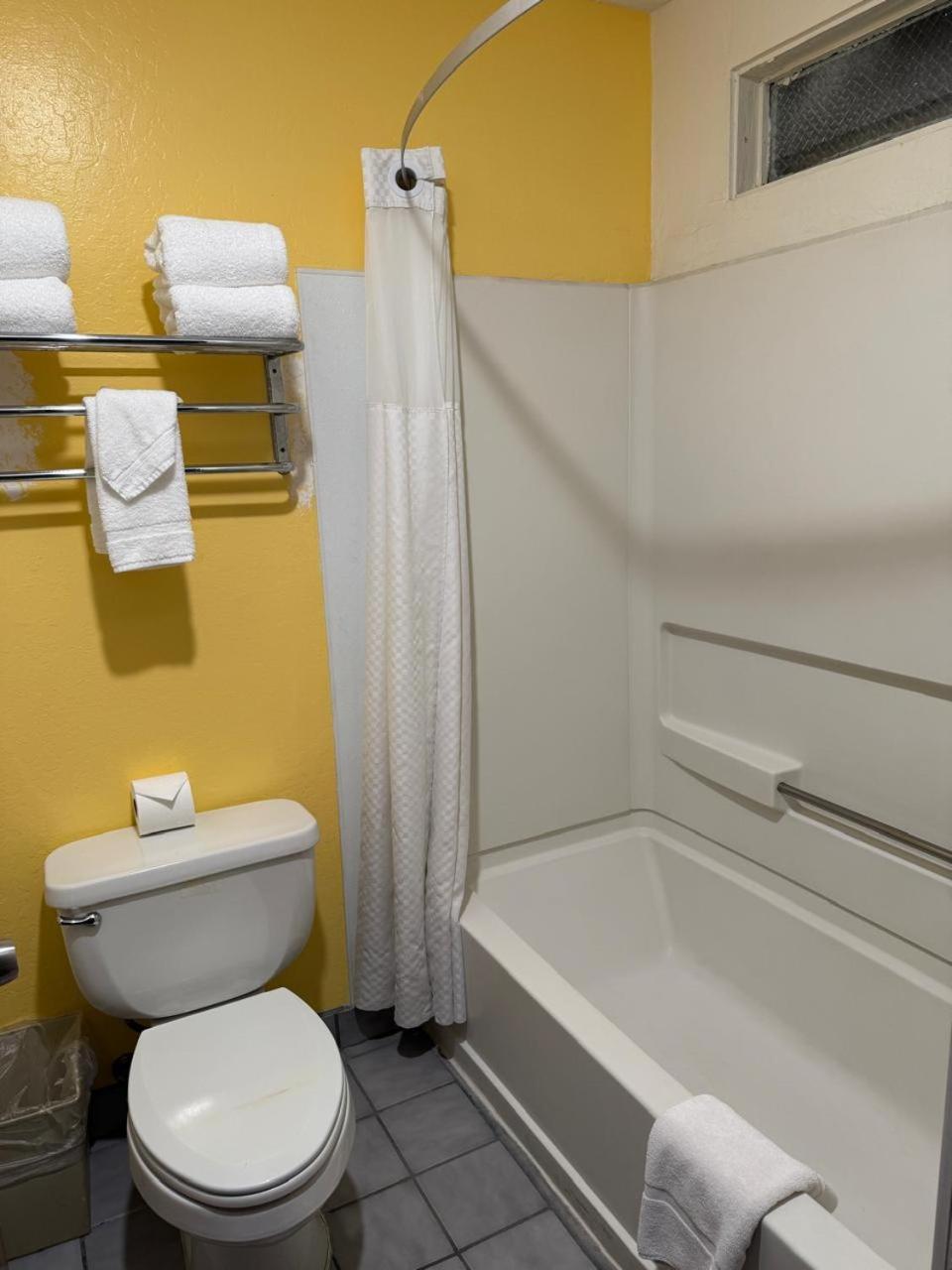 Hollister Inn Zewnętrze zdjęcie